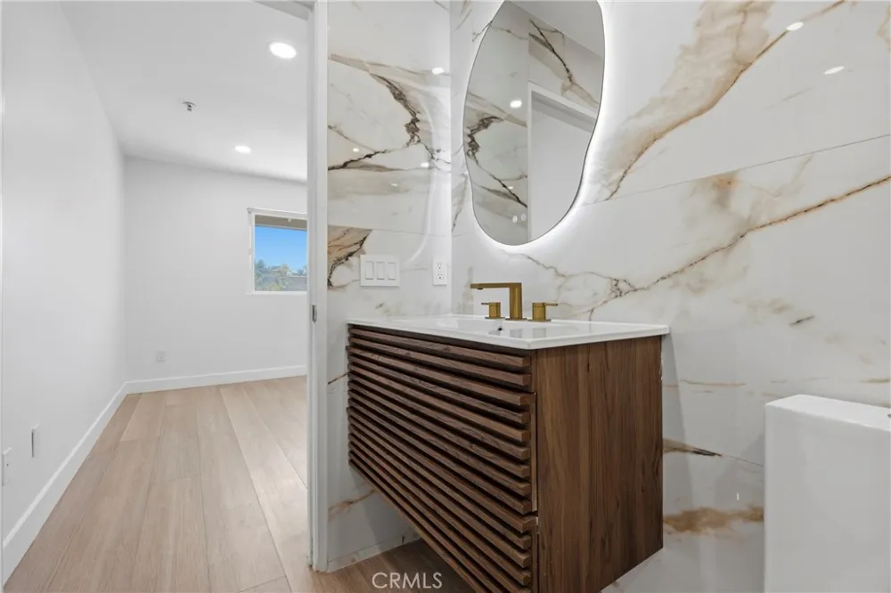 645 W Regent Inglewood, CA 90301