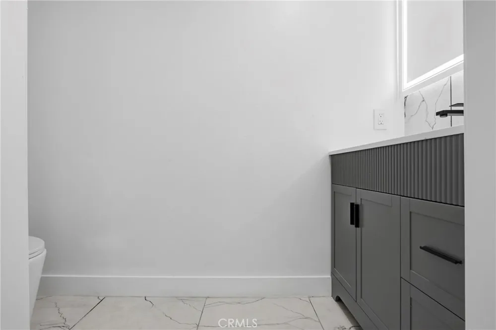645 W Regent Inglewood, CA 90301