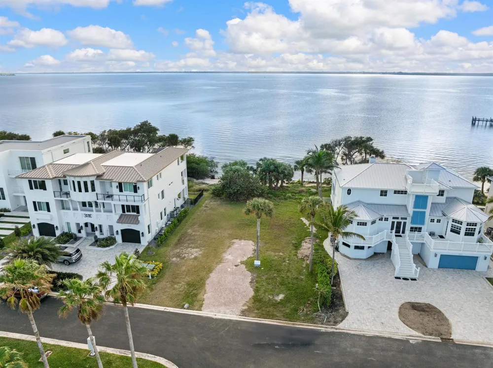 7671 Pelican Pointe Drive Jensen Beach, FL 34957