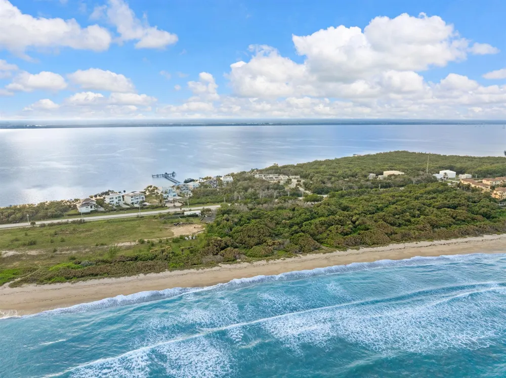 7671 Pelican Pointe Drive Jensen Beach, FL 34957