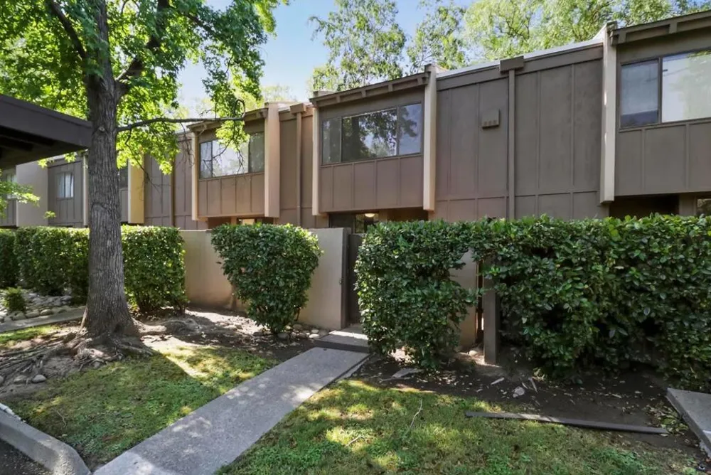 701 Woodside Lane #4 Sacramento, CA 95825