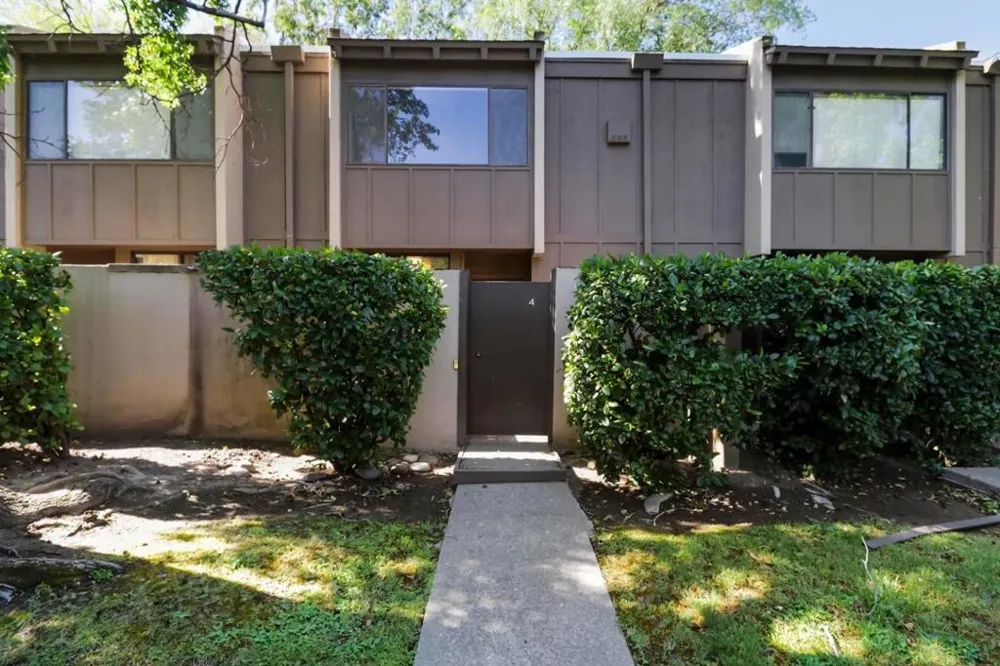 701 Woodside Lane #4 Sacramento, CA 95825