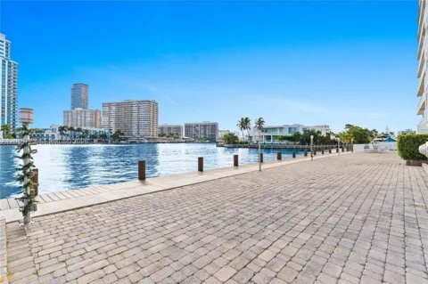 121 Golden Isles Dr #904