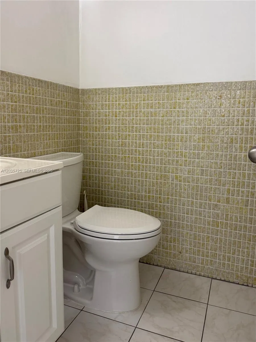 121 Golden Isles Dr #904 Hallandale Beach, FL 33009