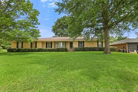 1942 W Locust