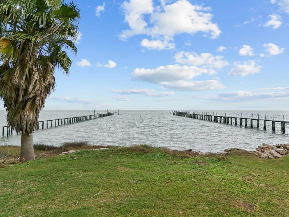 1035 6th Street San Leon, TX 77539