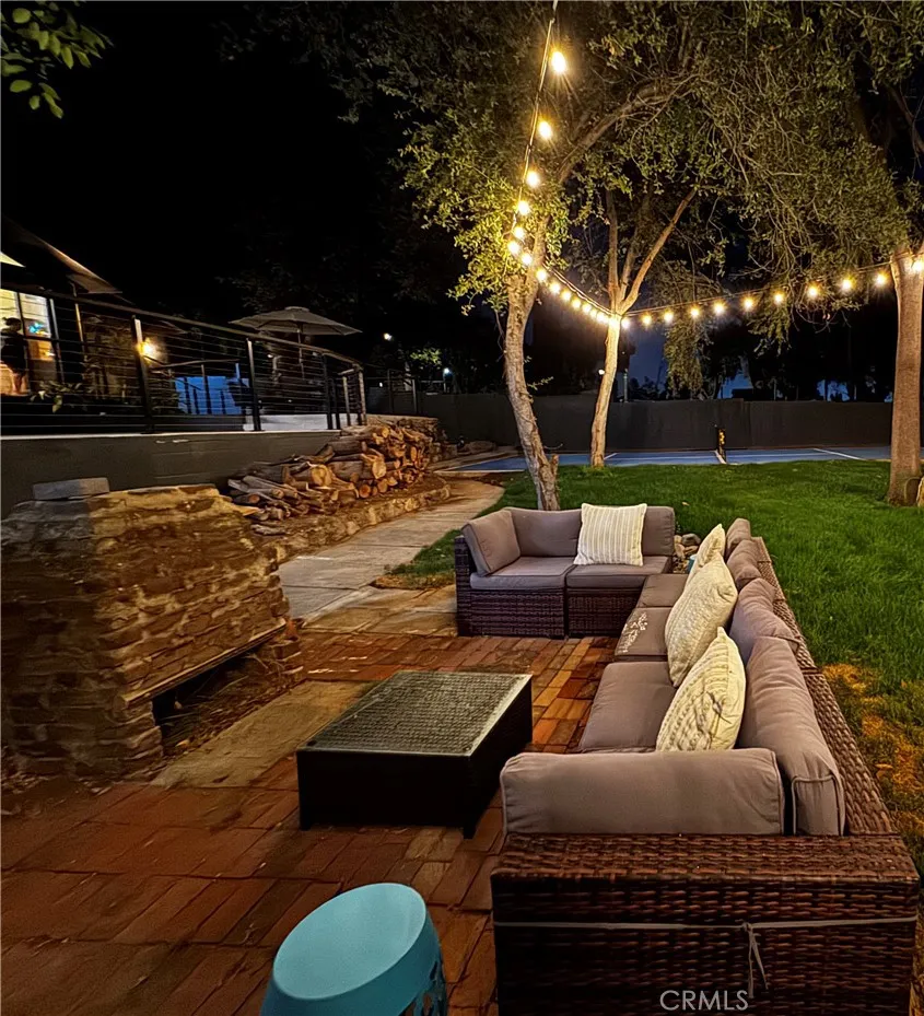 32 W Las Flores Drive Altadena, CA 91001