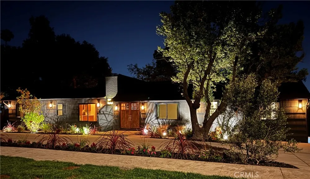 32 W Las Flores Drive Altadena, CA 91001