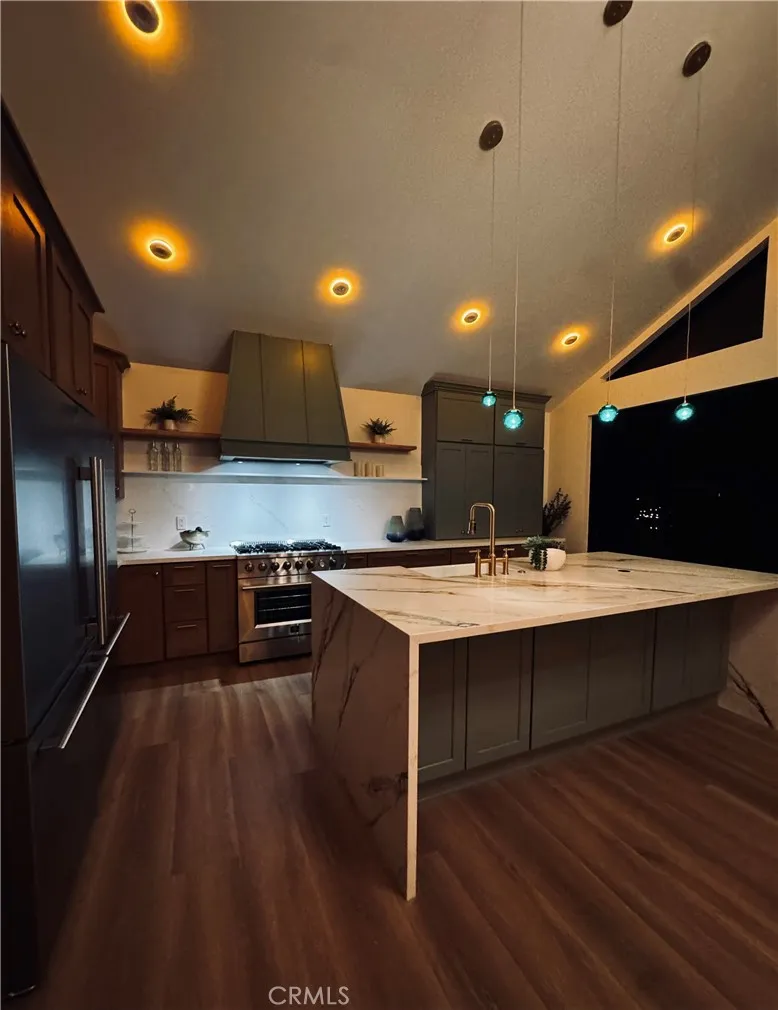 32 W Las Flores Drive Altadena, CA 91001