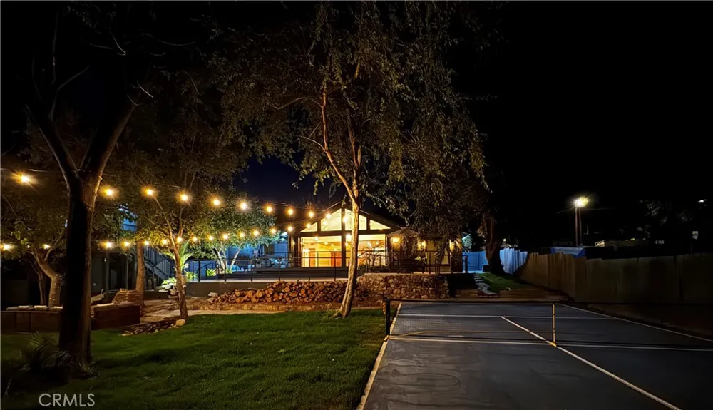 32 W Las Flores Drive Altadena, CA 91001