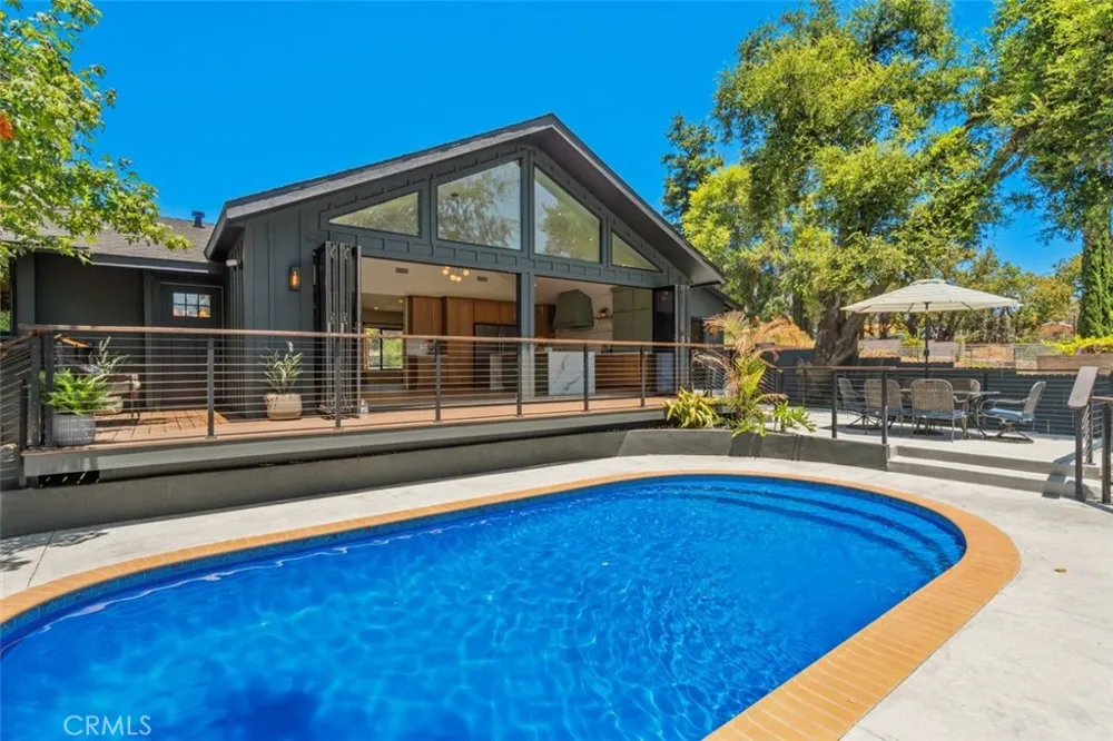 32 W Las Flores Drive Altadena, CA 91001