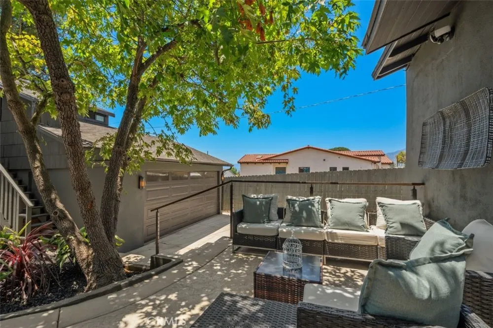32 W Las Flores Drive Altadena, CA 91001