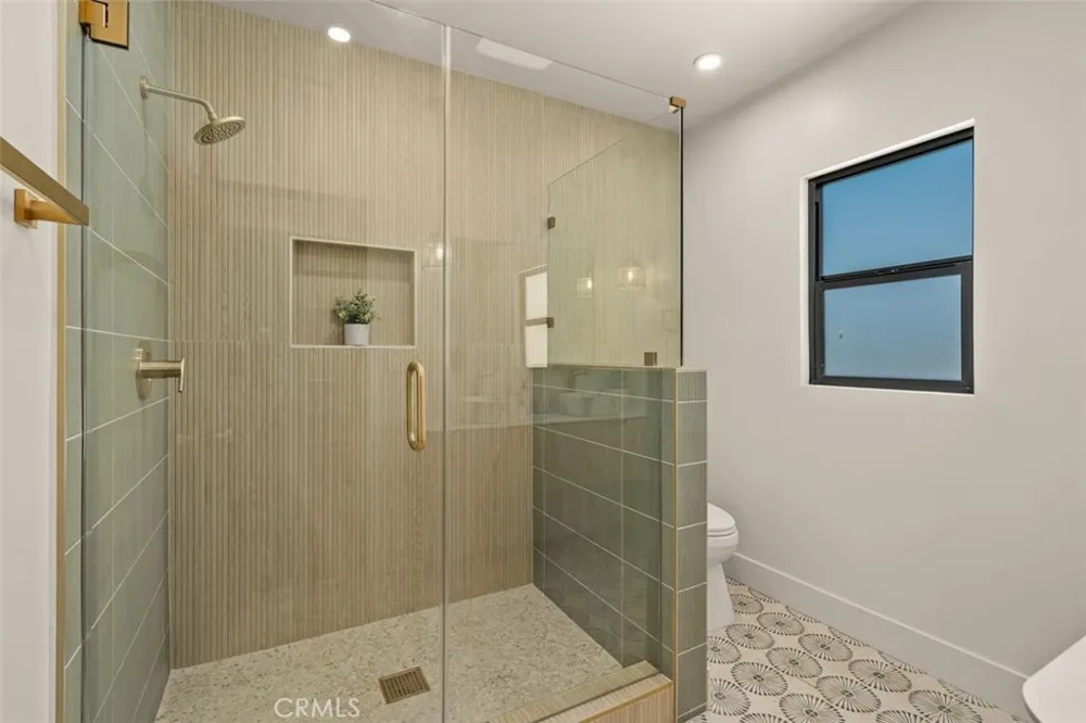 32 W Las Flores Drive Altadena, CA 91001