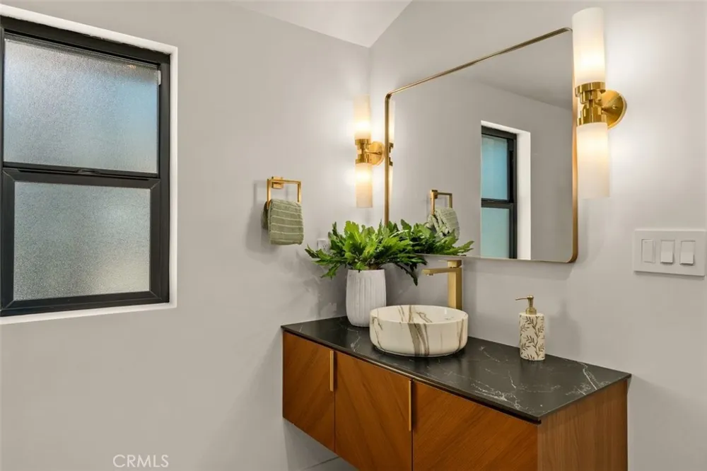 32 W Las Flores Drive Altadena, CA 91001