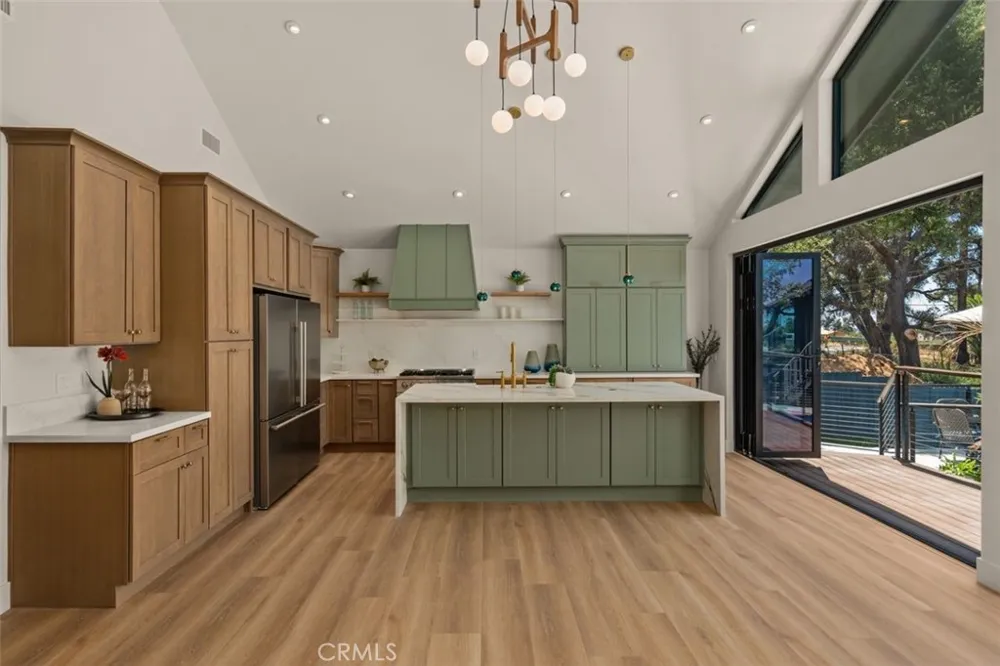 32 W Las Flores Drive Altadena, CA 91001