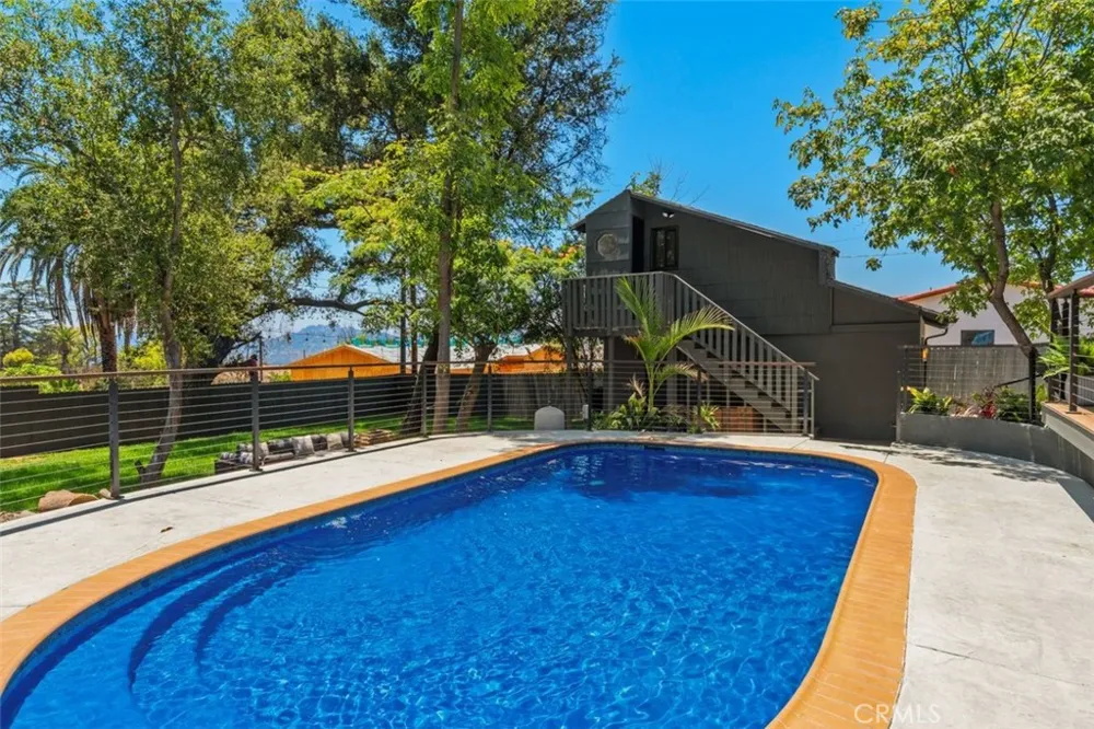 32 W Las Flores Drive Altadena, CA 91001