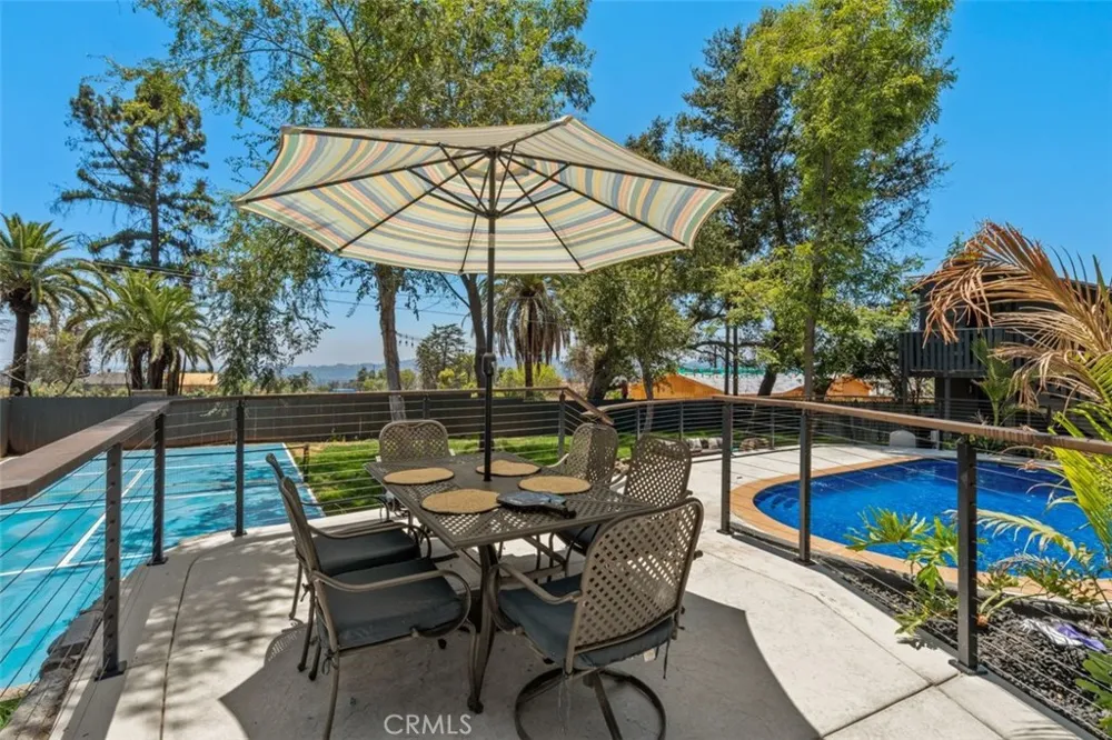 32 W Las Flores Drive Altadena, CA 91001