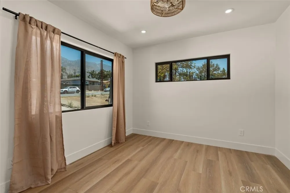 32 W Las Flores Drive Altadena, CA 91001