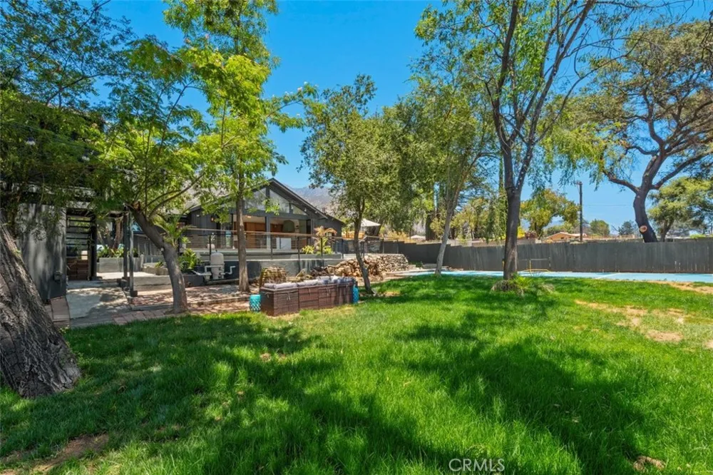 32 W Las Flores Drive Altadena, CA 91001