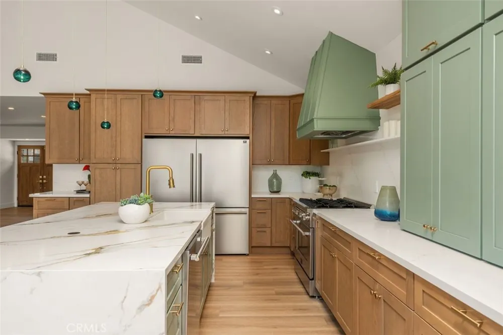 32 W Las Flores Drive Altadena, CA 91001