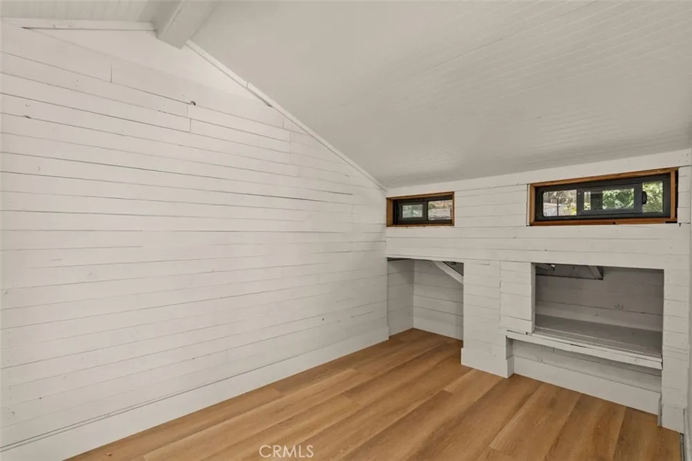 32 W Las Flores Drive Altadena, CA 91001