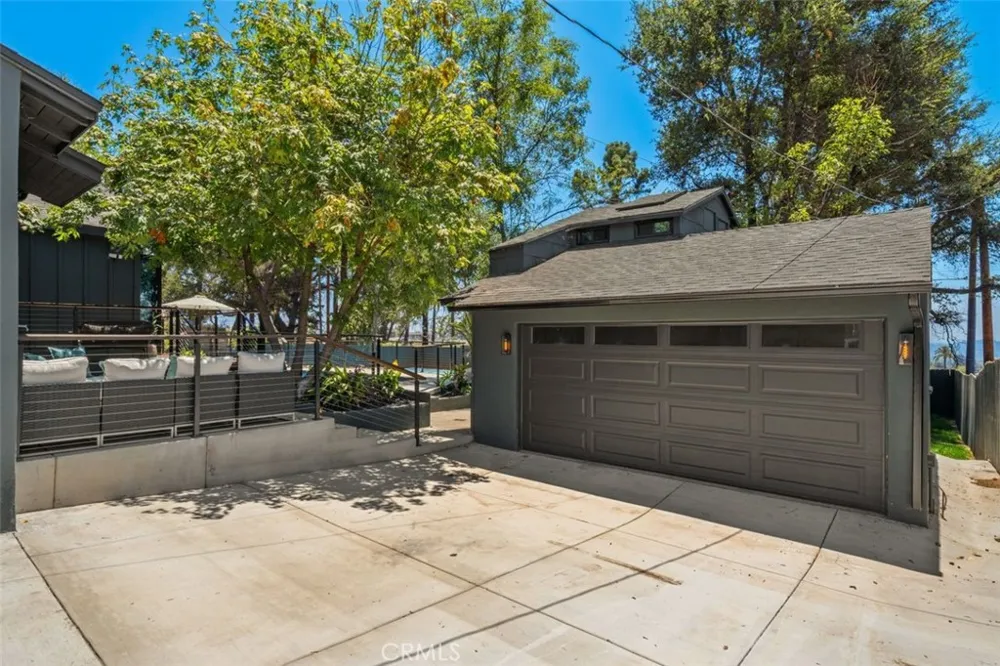 32 W Las Flores Drive Altadena, CA 91001