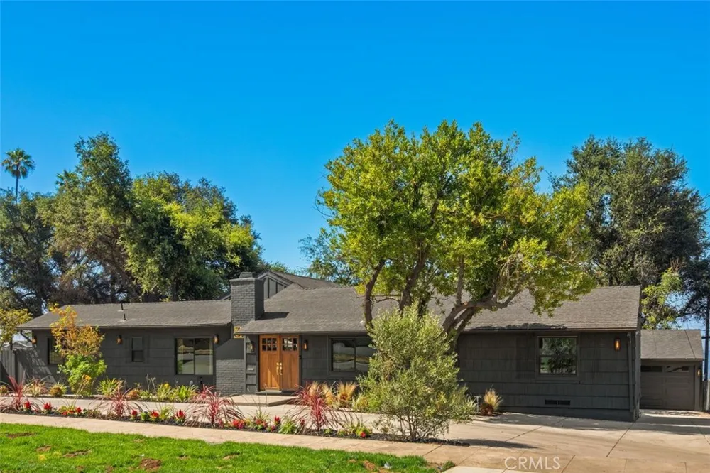 32 W Las Flores Drive Altadena, CA 91001