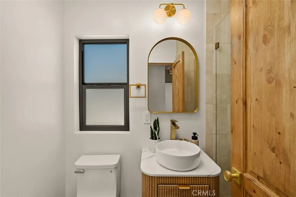 32 W Las Flores Drive Altadena, CA 91001