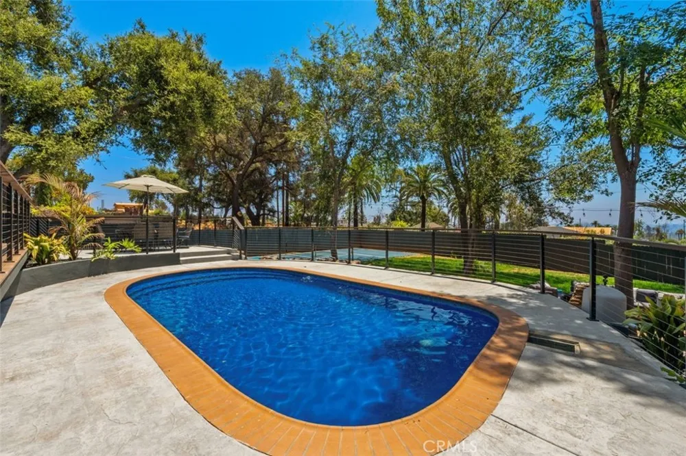 32 W Las Flores Drive Altadena, CA 91001