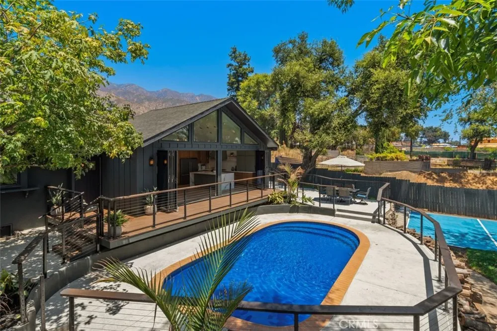 32 W Las Flores Drive Altadena, CA 91001