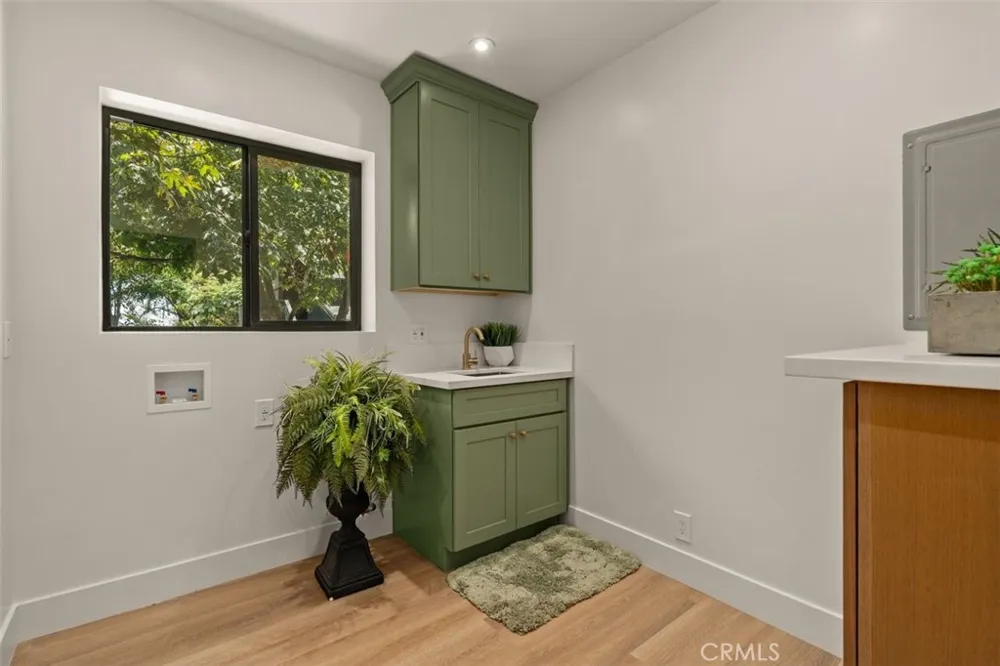 32 W Las Flores Drive Altadena, CA 91001