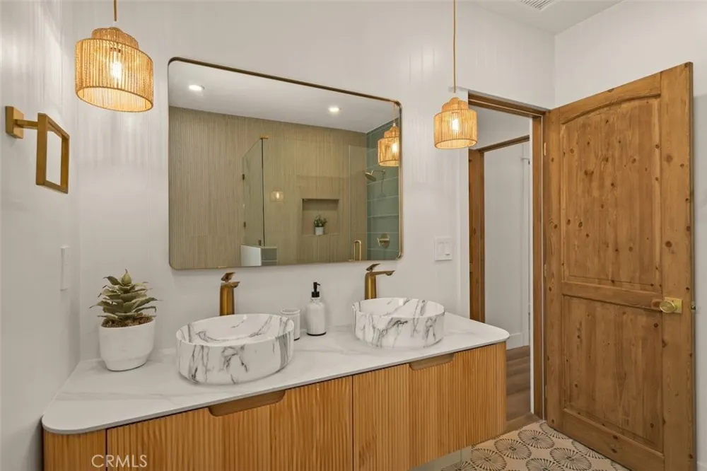 32 W Las Flores Drive Altadena, CA 91001
