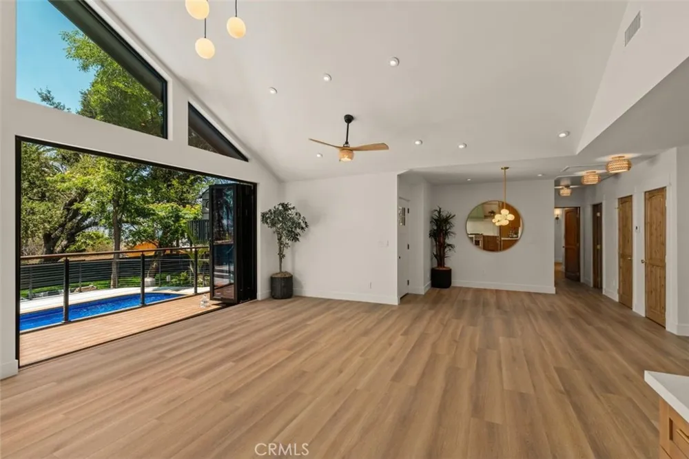 32 W Las Flores Drive Altadena, CA 91001