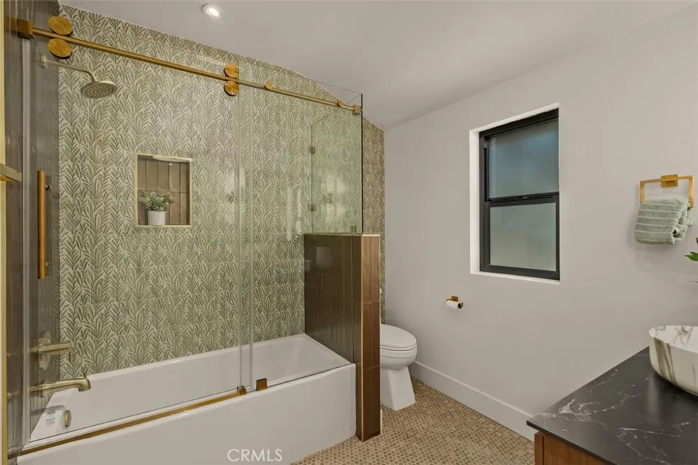 32 W Las Flores Drive Altadena, CA 91001