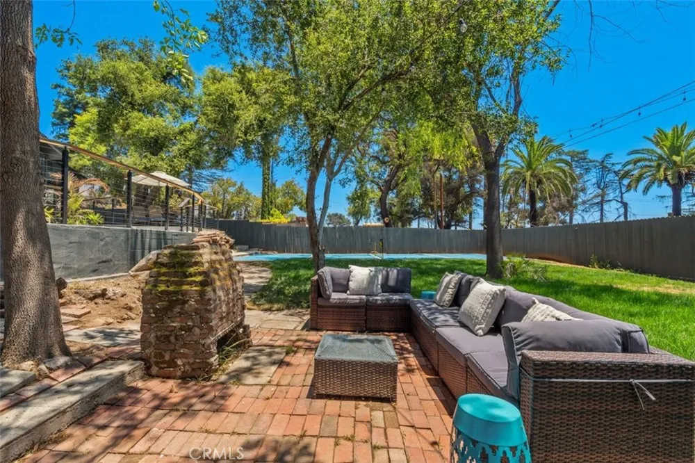 32 W Las Flores Drive Altadena, CA 91001
