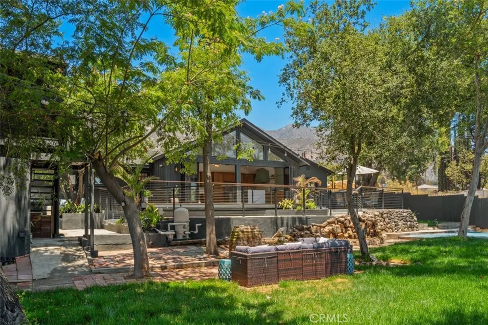 32 W Las Flores Drive Altadena, CA 91001