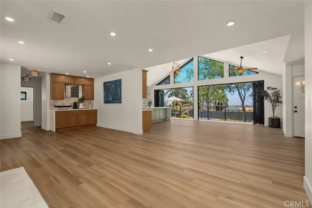 32 W Las Flores Drive Altadena, CA 91001