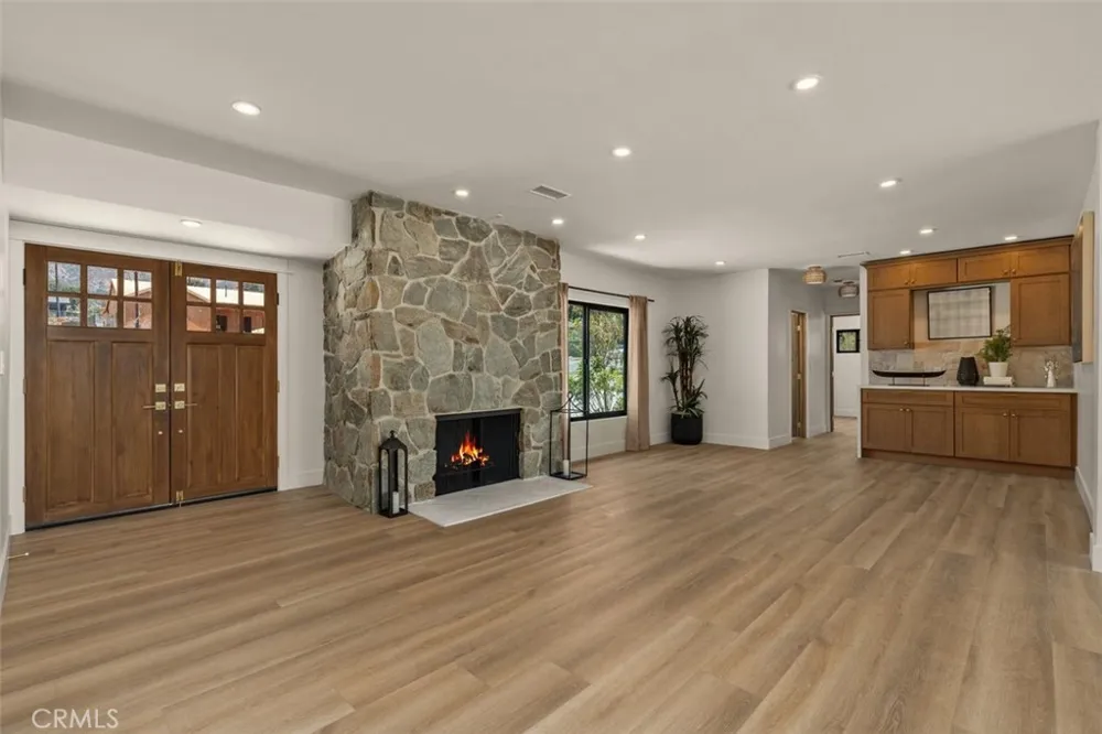 32 W Las Flores Drive Altadena, CA 91001