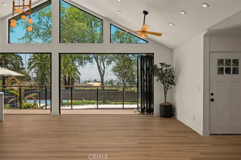 32 W Las Flores Drive Altadena, CA 91001