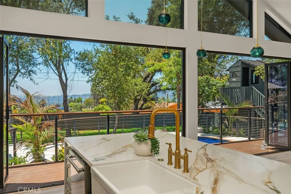 32 W Las Flores Drive Altadena, CA 91001