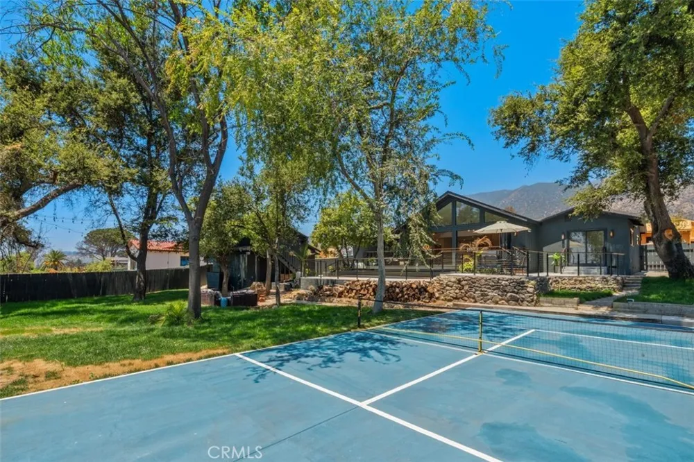 32 W Las Flores Drive Altadena, CA 91001