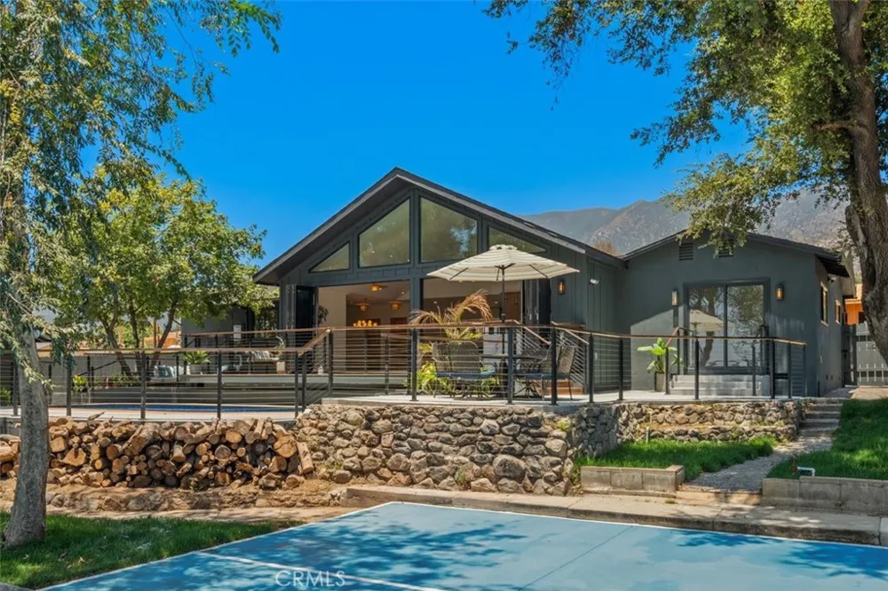 32 W Las Flores Drive Altadena, CA 91001