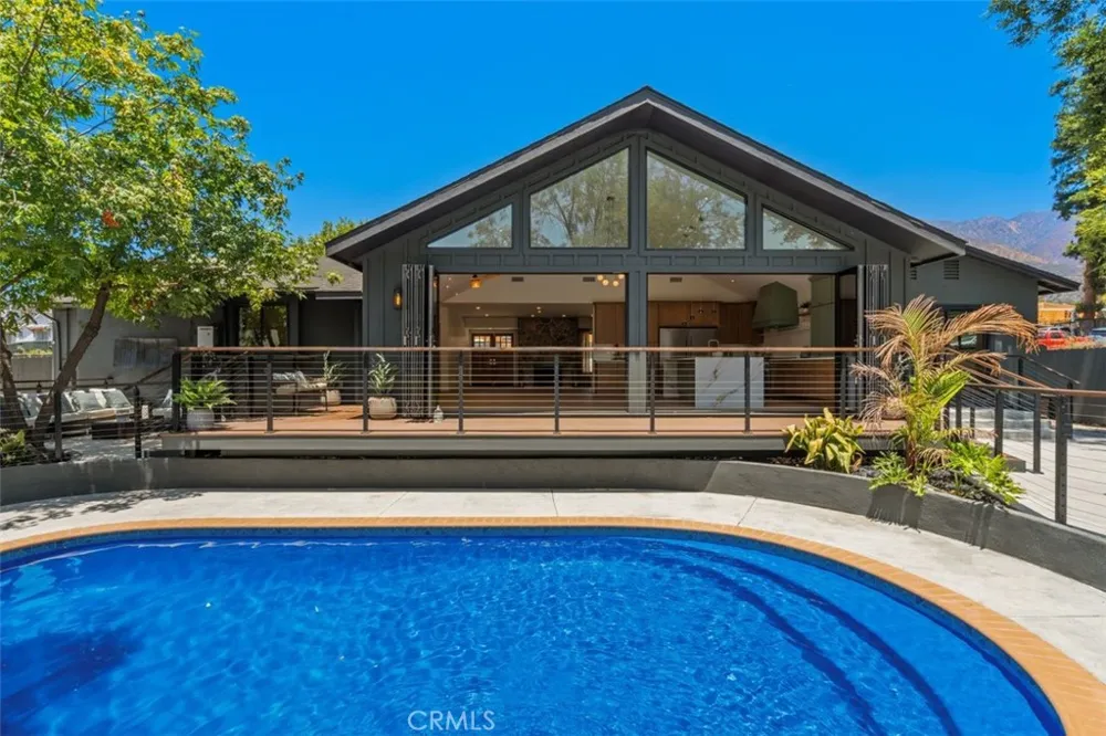 32 W Las Flores Drive Altadena, CA 91001