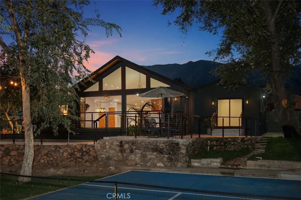 32 W Las Flores Drive Altadena, CA 91001