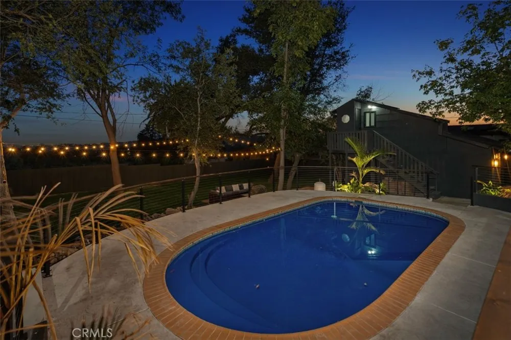 32 W Las Flores Drive Altadena, CA 91001