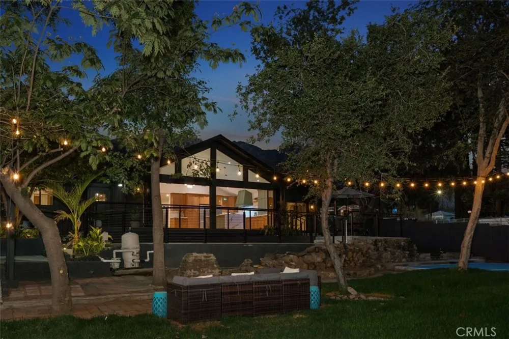 32 W Las Flores Drive Altadena, CA 91001