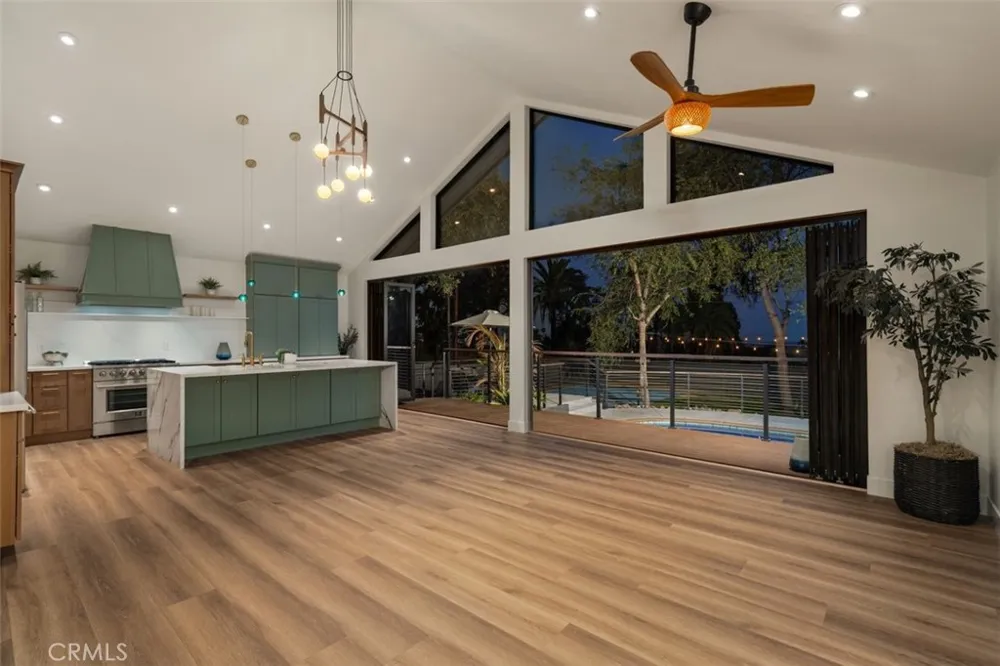 32 W Las Flores Drive Altadena, CA 91001