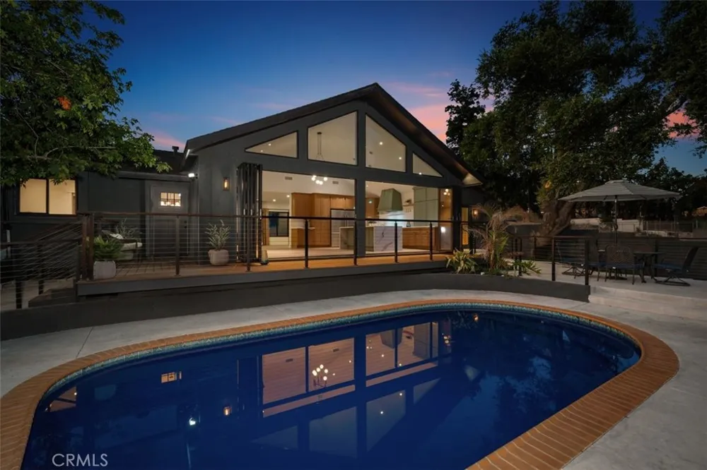 32 W Las Flores Drive Altadena, CA 91001