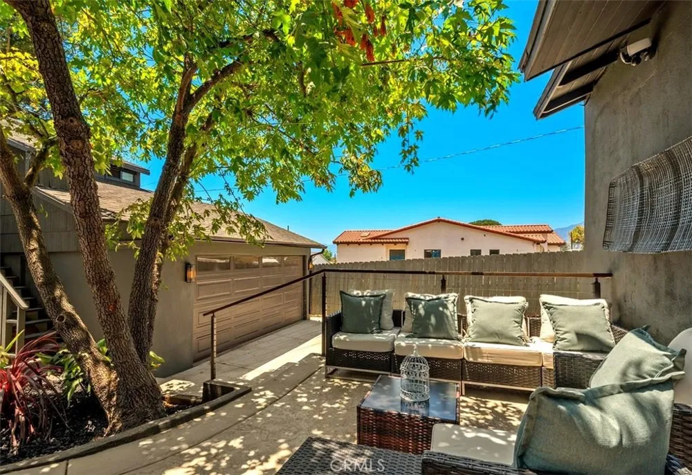 32 W Las Flores Drive Altadena, CA 91001