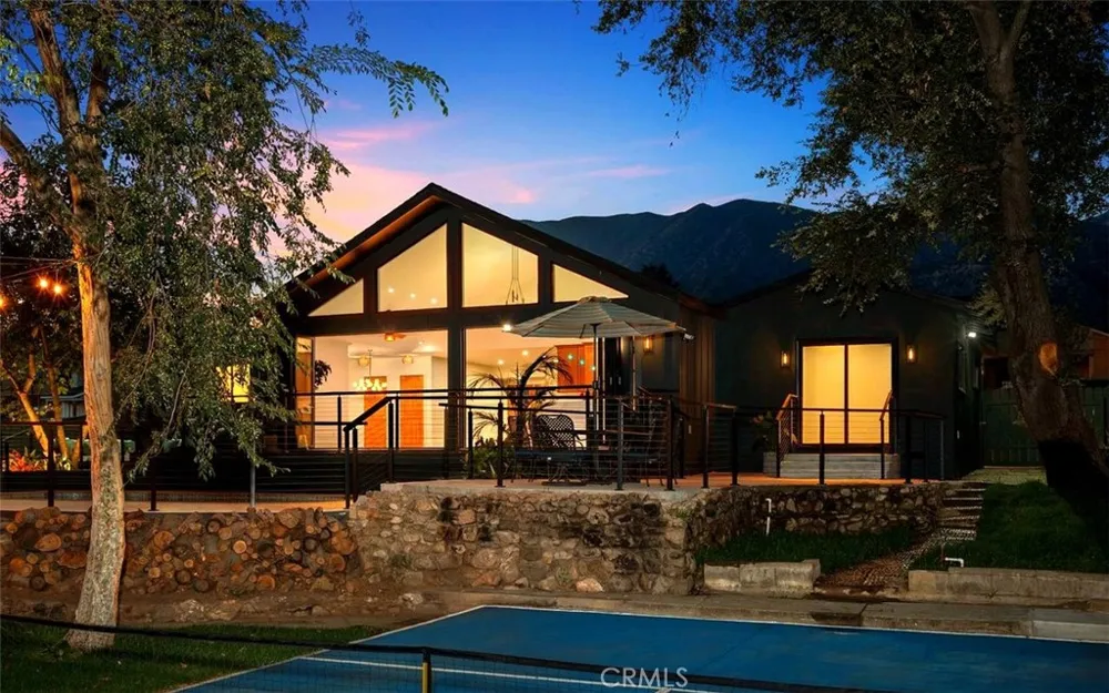 32 W Las Flores Drive Altadena, CA 91001